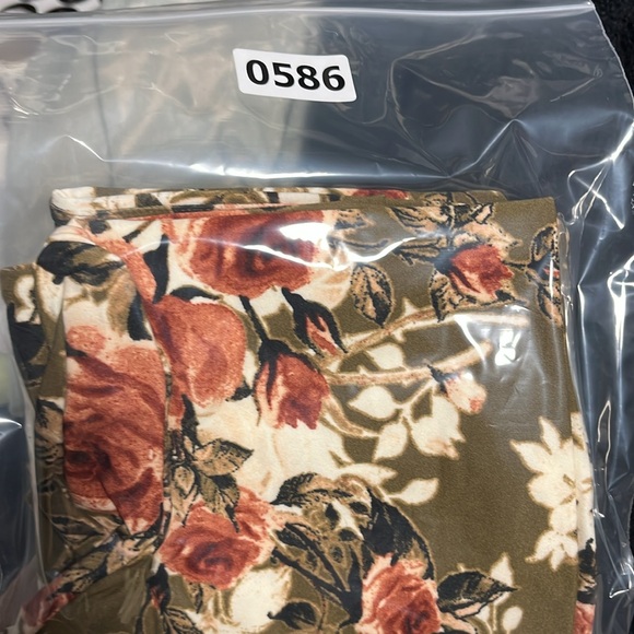 Lularoe amazing floral leggings - Picture 3 of 3